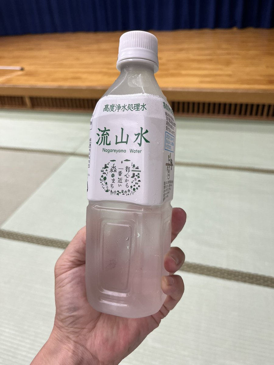 kimuko0113's tweet photo. 本日はこちらへ
#南流山福祉会館 

#おかっぺ さんレギュラー出演の「#南流山お笑いライブ 」にやってきました。

☔️ゲリラ豪雨直前に会場入りできた。ラッキー！
🥛会場では地元のミネラルウォーターをいただいた。ラッキー！
📺CMスター #しんじ さんに喰われやすい位置をキープできた。ラッキー！ https://t.co/XAoLTeD0aI