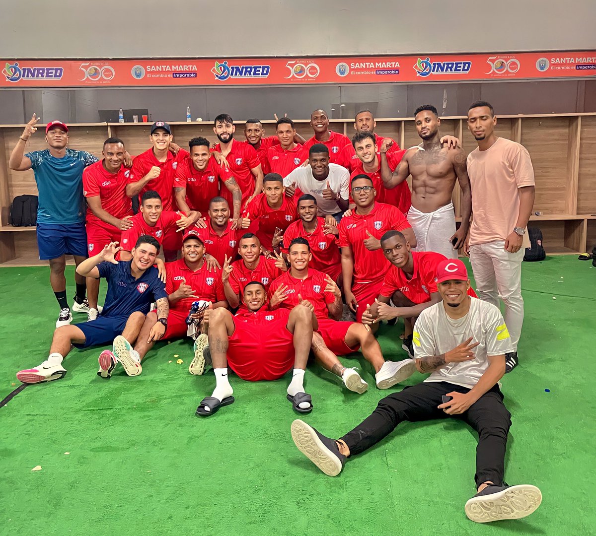 📸| El equipo ganador les desea una feliz noche 😊