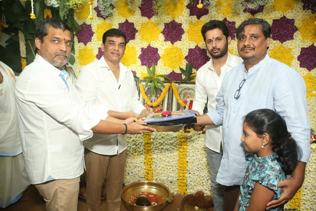 taran_adarsh's tweet image. DIL RAJU - NITHIIN - SRIRAM VENU COLLABORATE FOR NEW FILM… #Nithiin teams up with producer #DilRaju and director #SriramVenu [who directed #VakeelSaab, starring #PawanKalyan] for a new #Telugu film, titled #Thammudu.

#Thammudu was launched with a pooja ceremony today... Shoot…