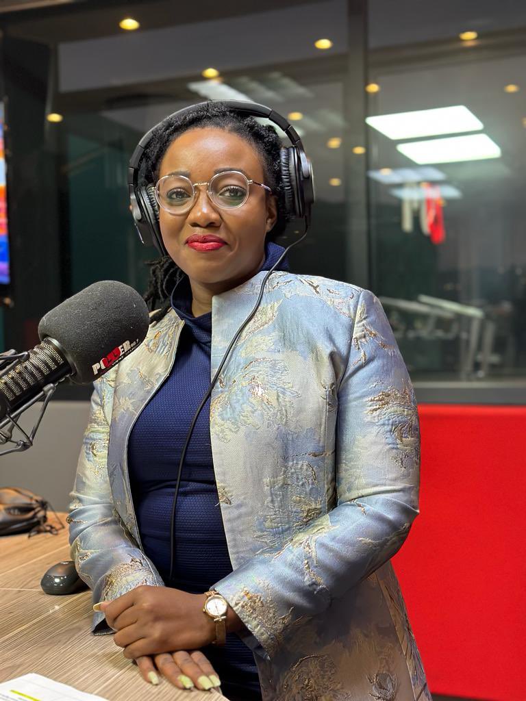Powerfm987's tweet photo. Rise and Smile!🤩 Welcome to the Sunday Edition of #POWERWeekendBreakfast with @TshegoMoagi_ until the 09:00 am today.  

How has your weekend been? We’d really love to hear from you and what your plans for the day are. 

0861 987 000☎️ to be part of our awesome conversations
DStv Audio Channel 889 
Stream us live: https://t.co/X1imifSrdQ 

Happy Sunday to you and yours.🌻
