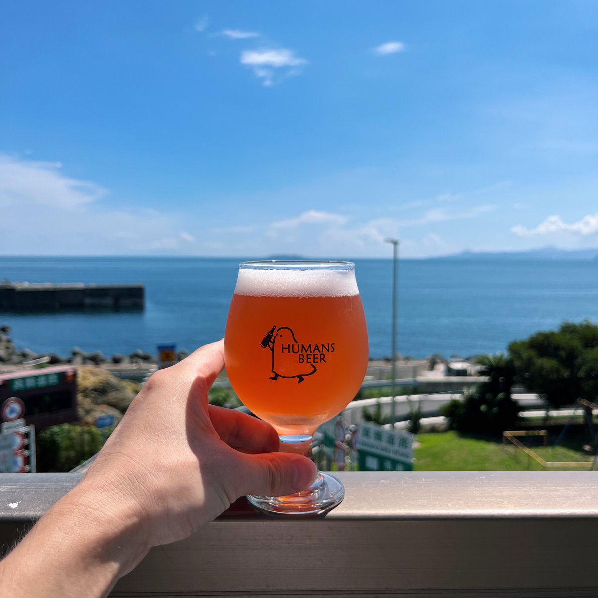 3donosake's tweet photo. 真鶴半島のHUMANS BEER。海の見えるタップルーム🍺

グラスかわいいし、ロケーション最高だし、しらすも美味いし😋ちょっとアクセスに難があるから空いてるのも良い。 https://t.co/mnlV4GpmrC