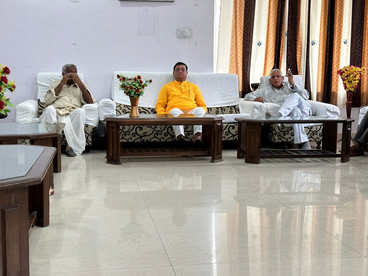 RatujiThakorBjp's tweet photo. राजस्थान झुंझू लोकसभा कार्यकर्ता सम्मेलन और मांडवा विधानसभा कार्यकर्ता सम्मेलनमें कांकरेज विधायक श्री @AmrutThakorINC साहब उपस्थित रहे और बैठक को संबोधित किया।
#INCIndia #Congress #Rajasthan #Mandva #assemblyelection #MLAGujarat #amrutthakorinc #ratujithacorkankrej https://t.co/OHYYCkUEdn