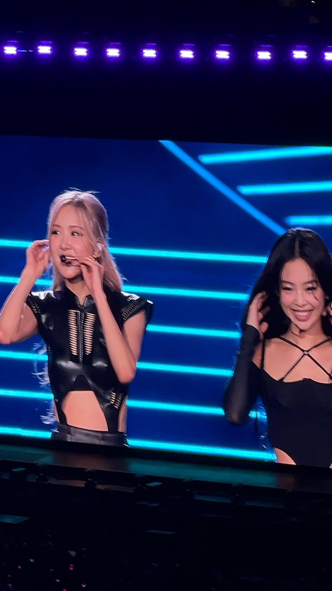 13chnwar's tweet photo. CHAENNIE HUG 
 https://t.co/mbjPz8hRkh