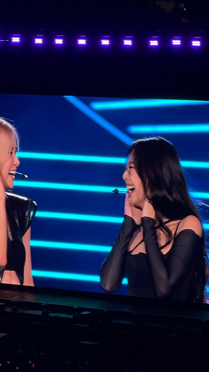 13chnwar's tweet photo. CHAENNIE HUG 
 https://t.co/mbjPz8hRkh