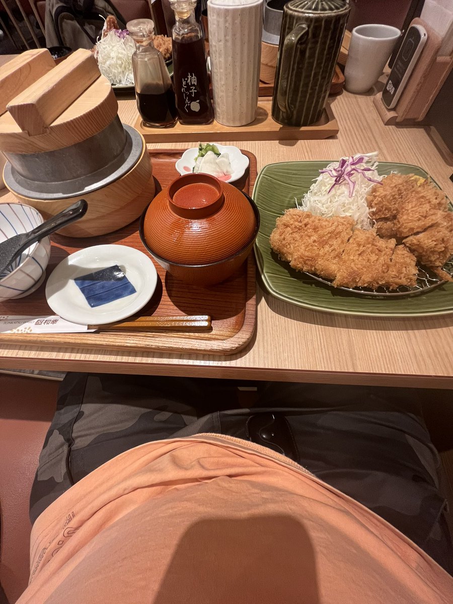 pbcs2's tweet photo. 皆さんお疲れ様です✨お昼ですよ今日は久しぶりに和辛に来ました✨豚カツが美味いんですよ✨なかでもキャベツのドレッシングの柚子が好きです🎶まあ豚カツももちろん大好きです✨ではいただきます✨#和辛 https://t.co/NeT2my4SFj