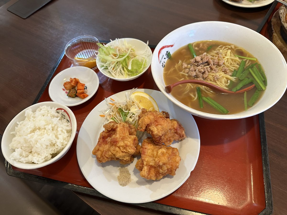 KoziTv's tweet photo. 今日のお昼〜！
かなりボリューミーな定食だ！

唐揚げも1個が大きい！
台湾ラーメンもピリ辛でGood

これで税込み980円

お腹いっぱいです( *´꒳`*) https://t.co/EC2uUNqByE