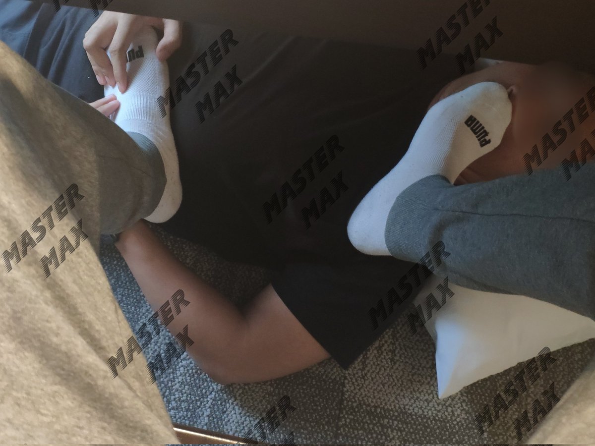 dominant_max's tweet photo. Whether you're Asian, Black, Latino or White, your place will always be under my feet😈

#footworshi̇p #asianmaster #humiliation #gayslave https://t.co/ypTdvfHT2M