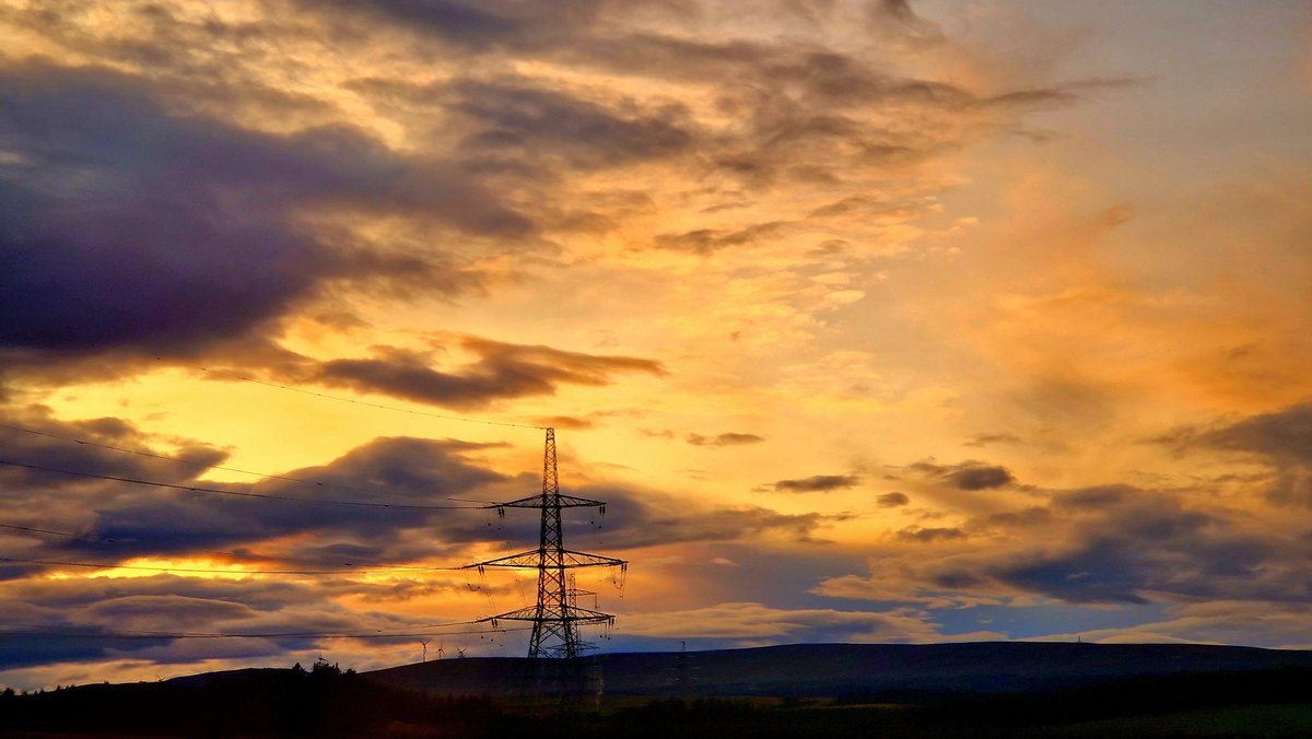 frasergj's tweet photo. Nice to get this sunset sky pic passing through #Kinbuck #Stirling recognised by the BBC (25/7) https://t.co/xnJvbfiP74