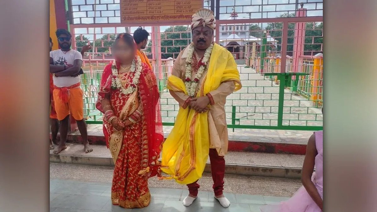 16 की दुल्हन, 52 साल का दूल्हा, पिता ने कर्ज चुकाने के लिए बेटी की अधेड़ से करवा दी शादी
 
#Bihar #UniqueWedding #DilRaju #OneTimeSettlement