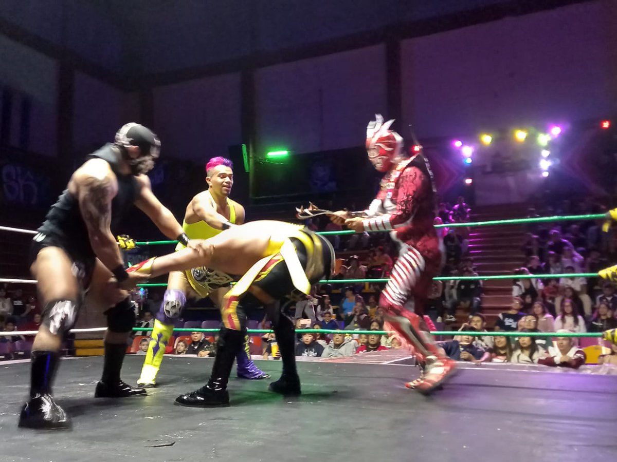 LaTijeraLucha's tweet photo. En relevos australianos en la pletórica #ArenaNeza, la tercia de #HijoDeAlebrije, #Paymon y #Relampago se logran imponer a #Zumbi, #CrisStoneJr y #Troyano, en lo que fue una lucha de diferentes estilos, donde la gente de #InvasionIndy en todo momento estuvo... https://t.co/AycWNDeIjy
