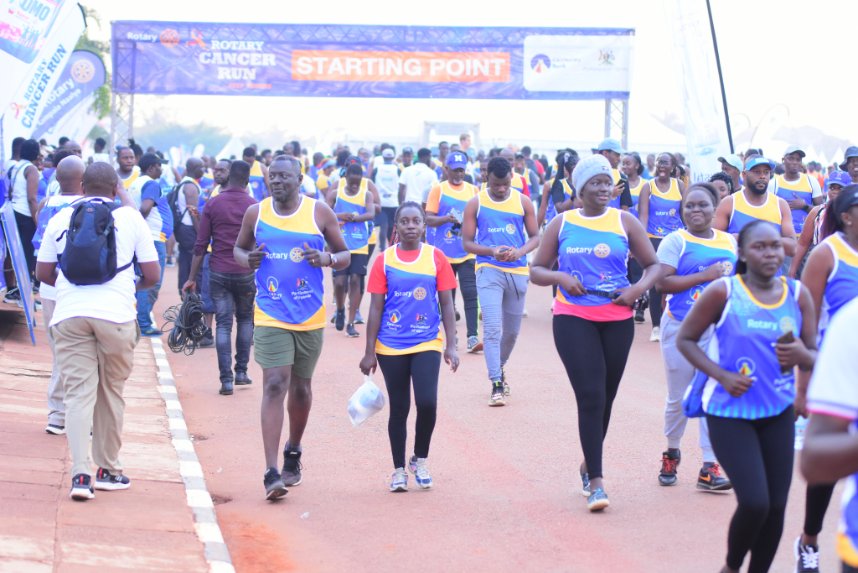 CentenaryBank's tweet image. Off we go 21Km ,10Km and 5Km  runners are on route. #CancerRun23 #RunForHope