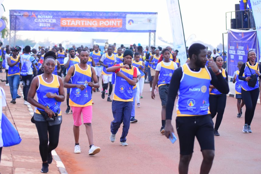 CentenaryBank's tweet image. Off we go 21Km ,10Km and 5Km  runners are on route. #CancerRun23 #RunForHope