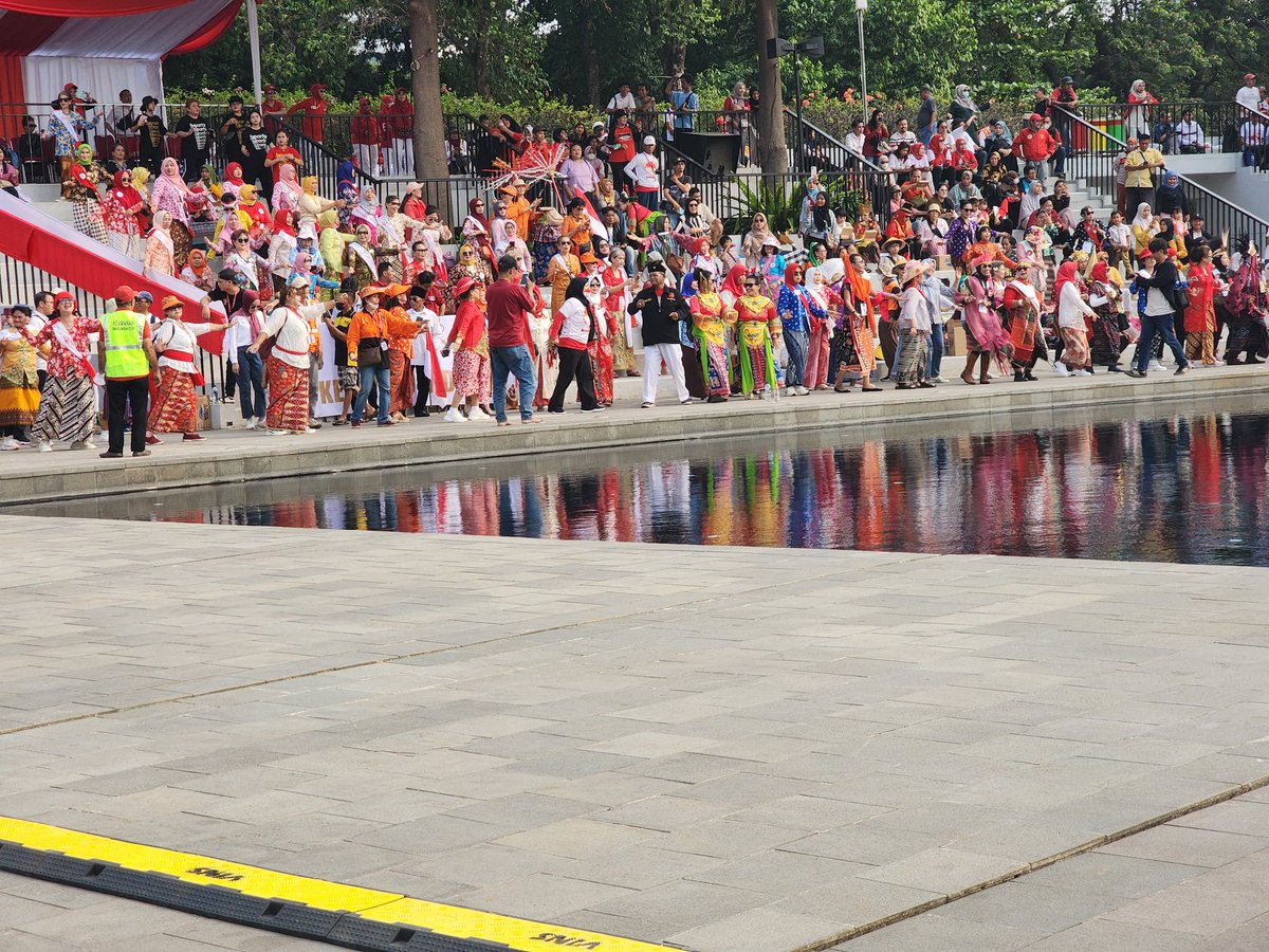 Acara Parade Budaya Merah Putih terselenggara dengan sukses dan meriah.
Ini membuktikan rakyat Indonesia begitu cinta dengan budaya Indonesia.
Wajib kita pertahankan 💪
Love Indonesia ❤️🇮🇩

#JayalahSelamanya