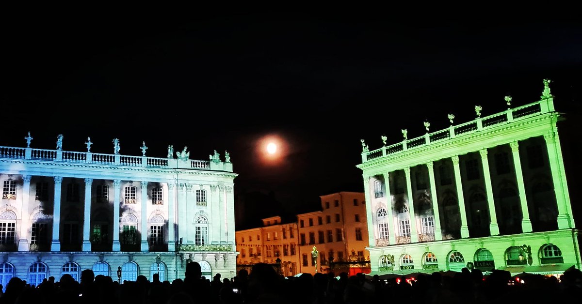 #Nancy by night 💙💜
#placestanislas blindée de monde pour le son et lumières 
@nancytourisme @villedenancy @lorraineactu @destinationlorraine