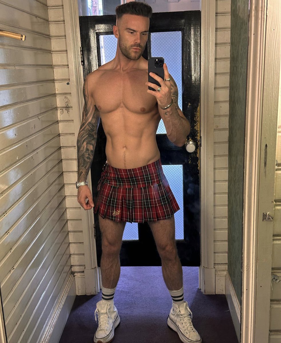 Beelenzies's tweet photo. Skirt lifter https://t.co/CMiMYtVuHL