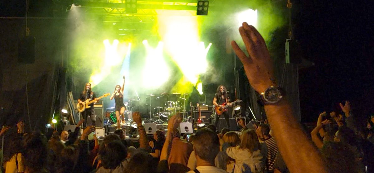 Ojo, ojo… la que liamos la noche del viernes las Festas do Mar (Coruña) fue fina. Como  muestra, un fotón. O varios.
Escenario al lado del puerto pesquero: miraba a mi izquierda y veía las lucecitas de los barcos. La brisa fresca olía a mar, el público lo dio todo y más y los