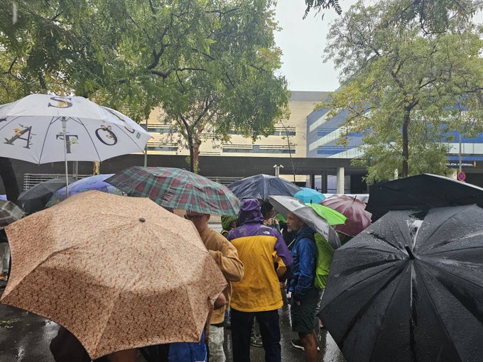 Quatre detencions per frenar les protestes contra la "Vuelta" colonial, i quatre escorcolls amb nocturnitat per intimidar l'independentisme, com ara fa 6 anys amb l'operació Judas. Mentrestant, el silenci de govern i partits autonòmics amb representació al Congreso és eixordador.
