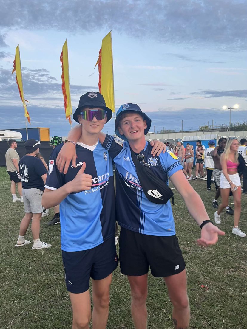 MatthewG_Porter's tweet photo. @wwfcofficial my boy and a new mate representing the Chairboys at @OfficialRandL! https://t.co/MeHAZhLjPR