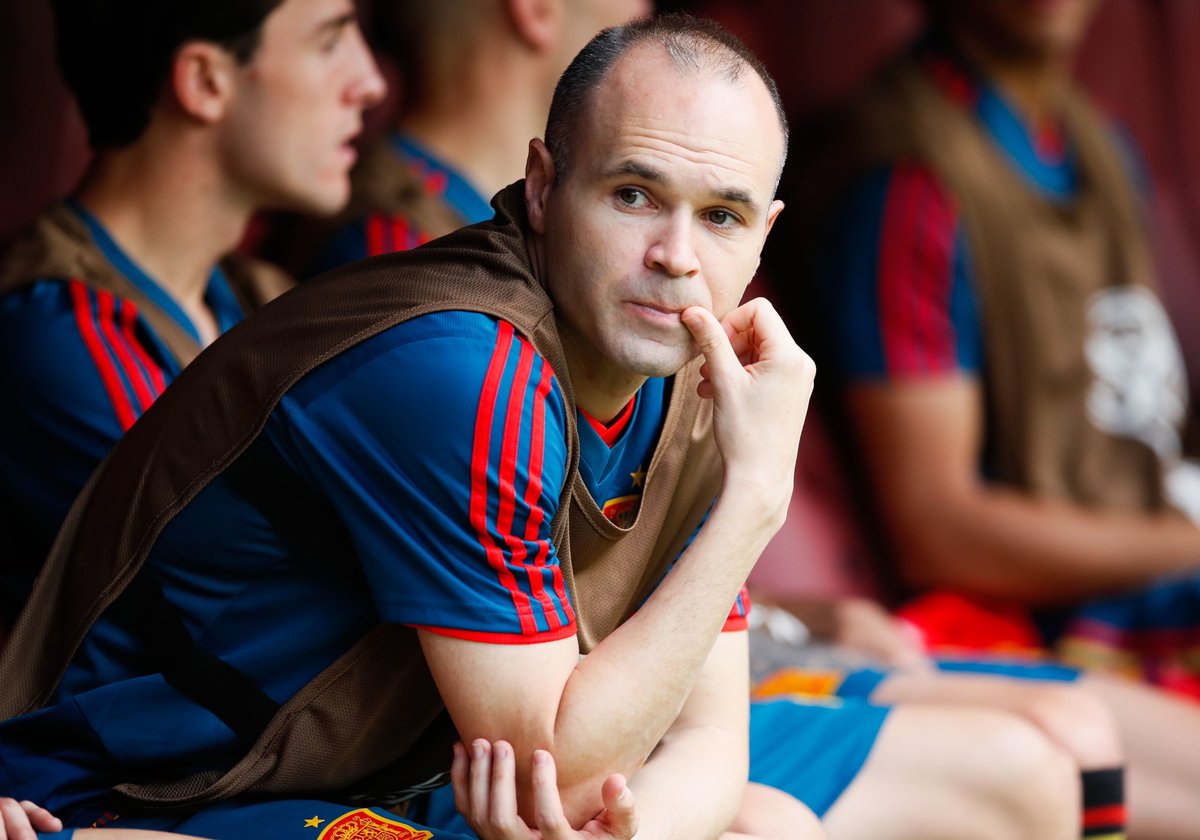 _BeFootball's tweet photo. 🚨 Andrés Iniesta 🇪🇸 sort du silence sur l’affaire Rubiales :

« 𝗝𝗲 𝗰𝗿𝗼𝗶𝘀 𝗾𝘂𝗲 𝗻𝗼𝘂𝘀 𝗻𝗲 𝗽𝗼𝘂𝘃𝗼𝗻𝘀 𝗽𝗮𝘀 𝘁𝗼𝗹𝗲́𝗿𝗲𝗿 𝗱𝗲𝘀 𝗮𝗰𝘁𝗲𝘀 𝗰𝗼𝗺𝗺𝗲 𝗰𝗲𝘂𝘅 𝗾𝘂𝗲 𝗻𝗼𝘂𝘀 𝗮𝘃𝗼𝗻𝘀 𝘃𝘂𝘀.

Je n'ose pas imaginer ce que doivent ressentir les joueuses en voyant que l'on ne parle pas de leur victoire mais de cela.
 Nous avons dû supporter un président qui s'est accroché à son poste, qui n'a pas admis que son comportement était 𝗶𝗻𝗮𝗰𝗲𝗽𝘁𝗮𝗯𝗹𝗲 et qui 𝗻𝘂𝗶𝘁 à l'image de notre pays et de notre football dans le monde entier. »