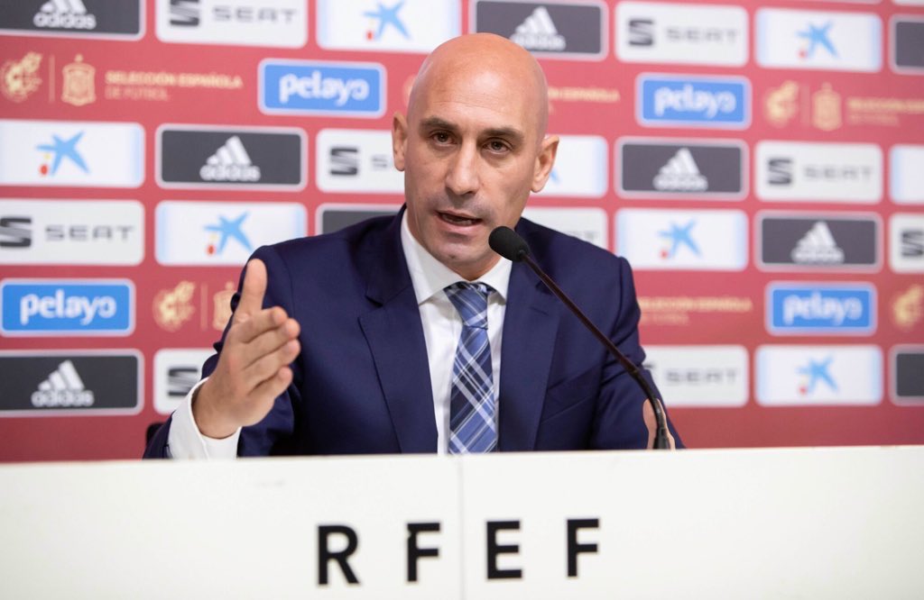 _BeFootball's tweet photo. 🚨 Andrés Iniesta 🇪🇸 sort du silence sur l’affaire Rubiales :

« 𝗝𝗲 𝗰𝗿𝗼𝗶𝘀 𝗾𝘂𝗲 𝗻𝗼𝘂𝘀 𝗻𝗲 𝗽𝗼𝘂𝘃𝗼𝗻𝘀 𝗽𝗮𝘀 𝘁𝗼𝗹𝗲́𝗿𝗲𝗿 𝗱𝗲𝘀 𝗮𝗰𝘁𝗲𝘀 𝗰𝗼𝗺𝗺𝗲 𝗰𝗲𝘂𝘅 𝗾𝘂𝗲 𝗻𝗼𝘂𝘀 𝗮𝘃𝗼𝗻𝘀 𝘃𝘂𝘀.

Je n'ose pas imaginer ce que doivent ressentir les joueuses en voyant que l'on ne parle pas de leur victoire mais de cela.
 Nous avons dû supporter un président qui s'est accroché à son poste, qui n'a pas admis que son comportement était 𝗶𝗻𝗮𝗰𝗲𝗽𝘁𝗮𝗯𝗹𝗲 et qui 𝗻𝘂𝗶𝘁 à l'image de notre pays et de notre football dans le monde entier. »