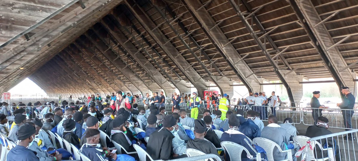 cribrindisi's tweet photo. 168 persone, la maggior parte minori non accompagnati, sono state soccorse dalla nave #GeoBarents di @MSF_ITALIA e condotte nel Porto di Brindisi, dove i nostri Volontari, supportati dal Comitato @cri_puglia, erano pronti ad accoglierle

#UnItaliaCheAiuta
#OvunquePerChiunque https://t.co/9cHpLejFfG