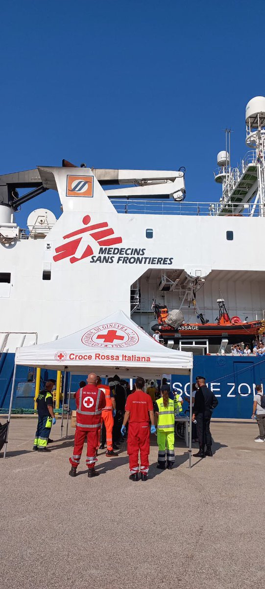 cribrindisi's tweet photo. 168 persone, la maggior parte minori non accompagnati, sono state soccorse dalla nave #GeoBarents di @MSF_ITALIA e condotte nel Porto di Brindisi, dove i nostri Volontari, supportati dal Comitato @cri_puglia, erano pronti ad accoglierle

#UnItaliaCheAiuta
#OvunquePerChiunque https://t.co/9cHpLejFfG
