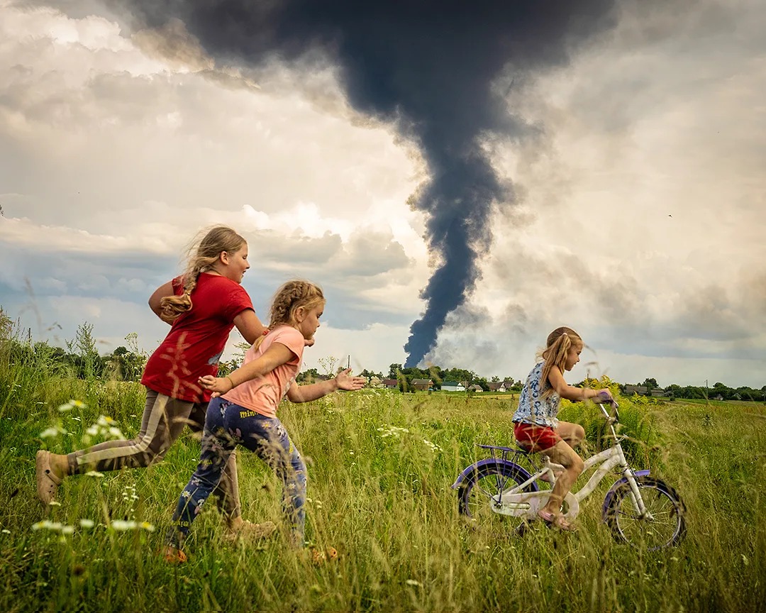 🇺🇦Such contrast. Kids learning how to ride a bicycle in the fields of Ukraine❤️ In the background aftermath of an overnight Russian drone attack💔 Photo by Patryk Jaracz