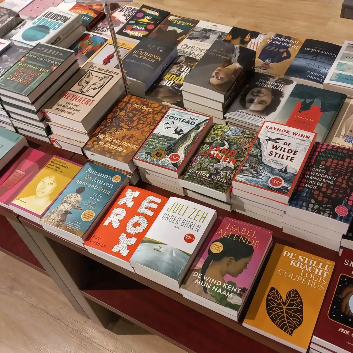 Haasbeekcentrum's tweet photo. Zoveel leuke boeken in de winkel! We zijn vandaag open van 12.00 - 17.00 uur. Kom gezellig even langs! 
#koopzondag #kooplokaal #boeken #engelseboeken  #haasbeek https://t.co/stO1lm5TTd