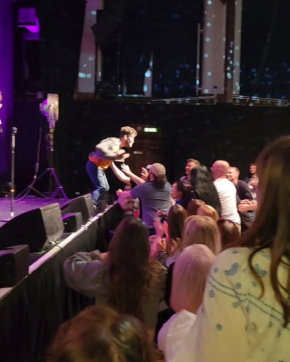 RollingComedian's tweet image. Absolute chaos. Anything can happen at Late'n'Live and usually does. 

Video to follow. 

#EdFringe2023
#edfringe
#Disabled 
#Stagedive