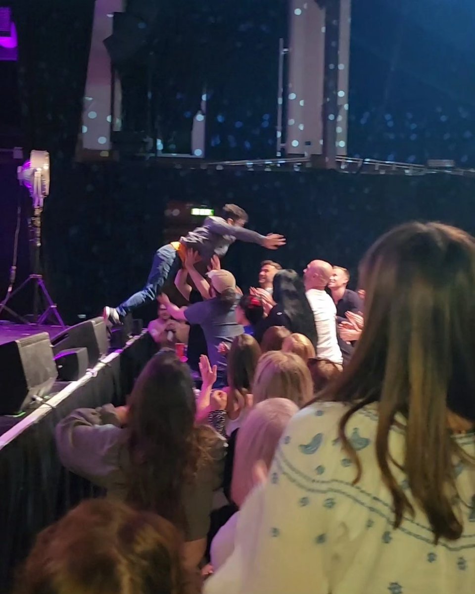 RollingComedian's tweet image. Absolute chaos. Anything can happen at Late'n'Live and usually does. 

Video to follow. 

#EdFringe2023
#edfringe
#Disabled 
#Stagedive