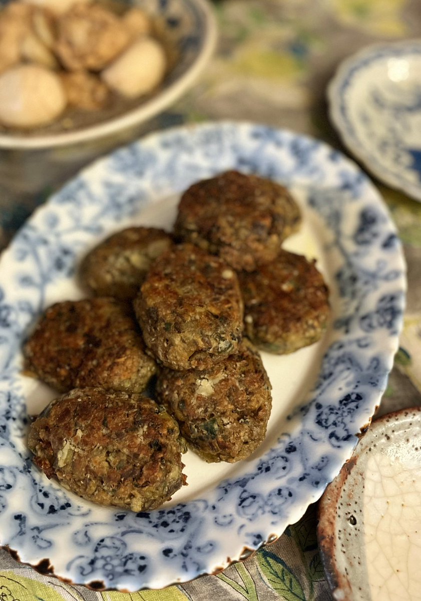 Polpette di melanzane♡
ナス団子って感じでしょうか。肉は一切つかいません。
ポイントはたっぷりのバジルと美味しいパンを使うこと

@ILBRIGANTE_ のマダム、シェフからのアドバイスのおかげで、かなり美味しくできました😋　　

どうもありがとうございました☆