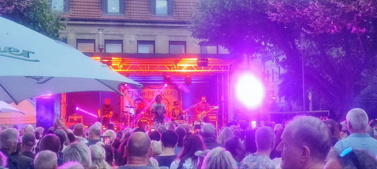 MarktstrasseOB's tweet photo. Die Musiksommernacht in der Version 2023 lockte Freitag und Samstag so manche Nachtschwärmer auf die Straßen der Innenstadt. Das Konzept wurde aufgefrischt, die Bühnen teilweise verlagert und die örtliche Gastronomie besser eingebunden. Ein schöner Erfolg für die Organisatorinnen https://t.co/gi8Q6dOkel
