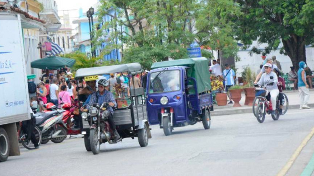 14ymedio's tweet photo. #Cuba Sale más #caro vivir y #transportarse en #SanctiSpíritus que en la capital cubana https://t.co/afYbJg3NsN
👉🏼Los #triciclos eléctricos, casi todos informales, pueden cobrar hasta 350 pesos por un viaje corto, mucho más que los '#boteros' de La Habana https://t.co/i9H2IapuQv
