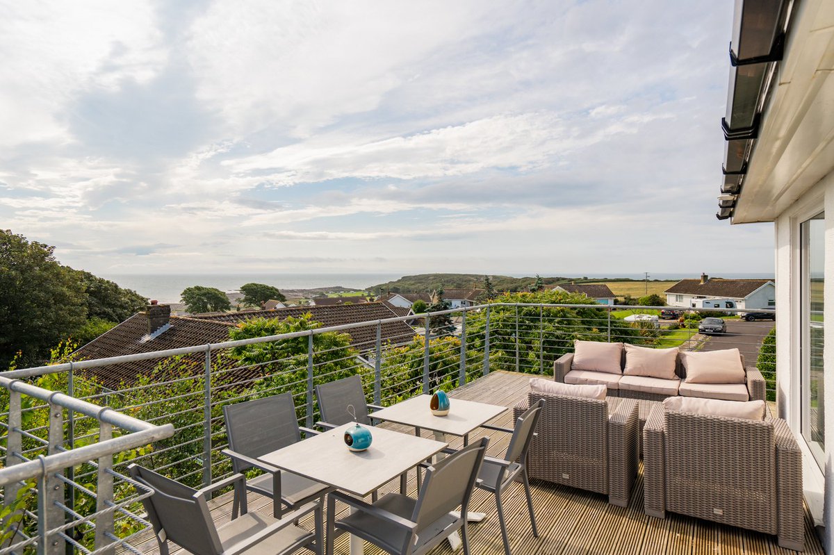 fine_swansea's tweet photo. ⭐#newtomarket - 2 The Boarlands, a beautiful 4-bedroom, detached home for sale with sea views in Port Eynon⭐
☎For more details, please call us on 01792 367301 for more details
📷weCREATE
#freashstart #newbeginnings #estateagent #familyhome #livingbythesea #porteynon #beach https://t.co/mlcbWqgdFK