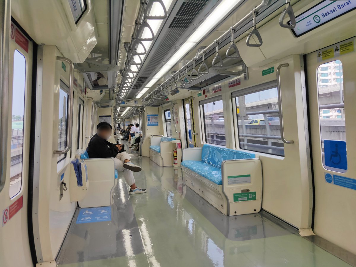 gerbongbagasi's tweet photo. Kesan pertama naik kereta LRT Jabodebek saat uji coba.

Mohon maaf ini pintu keretanya pendek & tidak ramah untuk orang setinggi 180 cm 🙏🏽

Masuk-keluar kereta nunduk, pindah antar sambungan kereta nunduk, entah ngukur dimensinya pakai standar mana. Kereta MRTJ & LRTJ kyknya gak sependek ini tingginya.

Kursinya mini cuma muat untuk 4 orang & di kanan-kiri kursi ada sisa space kosong yg lumayan luas (mungkin masih bisa diisi kursi lagi?). Sandaran kursi tingginya cuma seperut agak membuat tidak nyaman saat menyender.

Sedangkan untuk sistem drivelessnya seperti yg sudah dijelaskan orang². Kereta sempat berhenti secara tiba², pengereman tidak mulus, serta posisi antar pintu PSD & kereta tidak presisi.