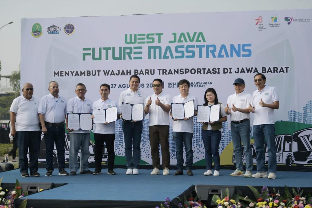 Alhamdulillah baru saja diluncurkan Angkutan Masal Berbasis BRT Bandung Raya di IKEA Kota Baru Parahyangan. Kita sadar betul transportasi publik menjadi isu yang harus segera diselesaikan dan ini adalah satu langkah kecil dari beragam solusi yang tengah disiapkan. #IndonesiaJuara…