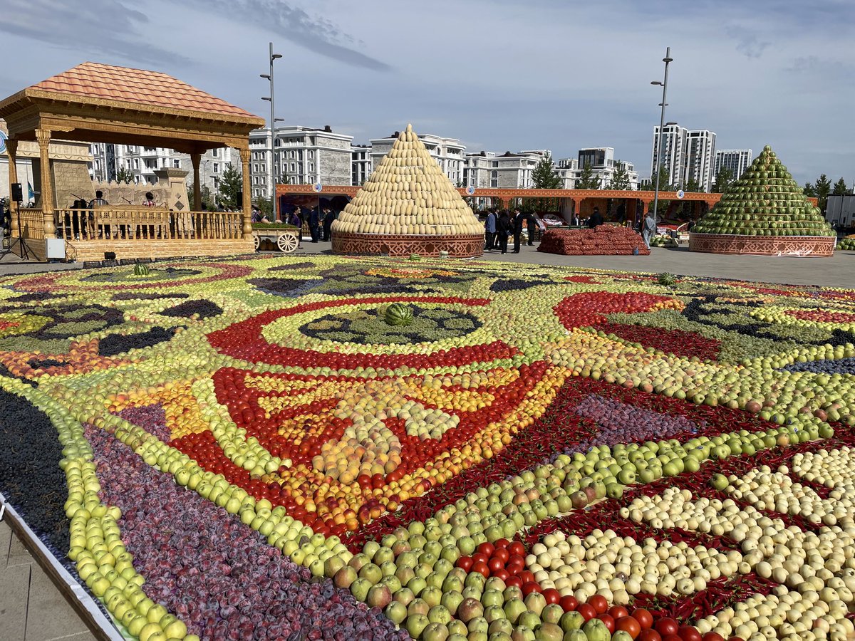 Azamat1210's tweet image. В Дни культуры Таджикистана таджики создали в Астане вот такую красоту из фруктов.  А жители Астаны увидели только фрукты... Жаль, не оценили красоту!

#Таджикистан #Казахстан #фрукты