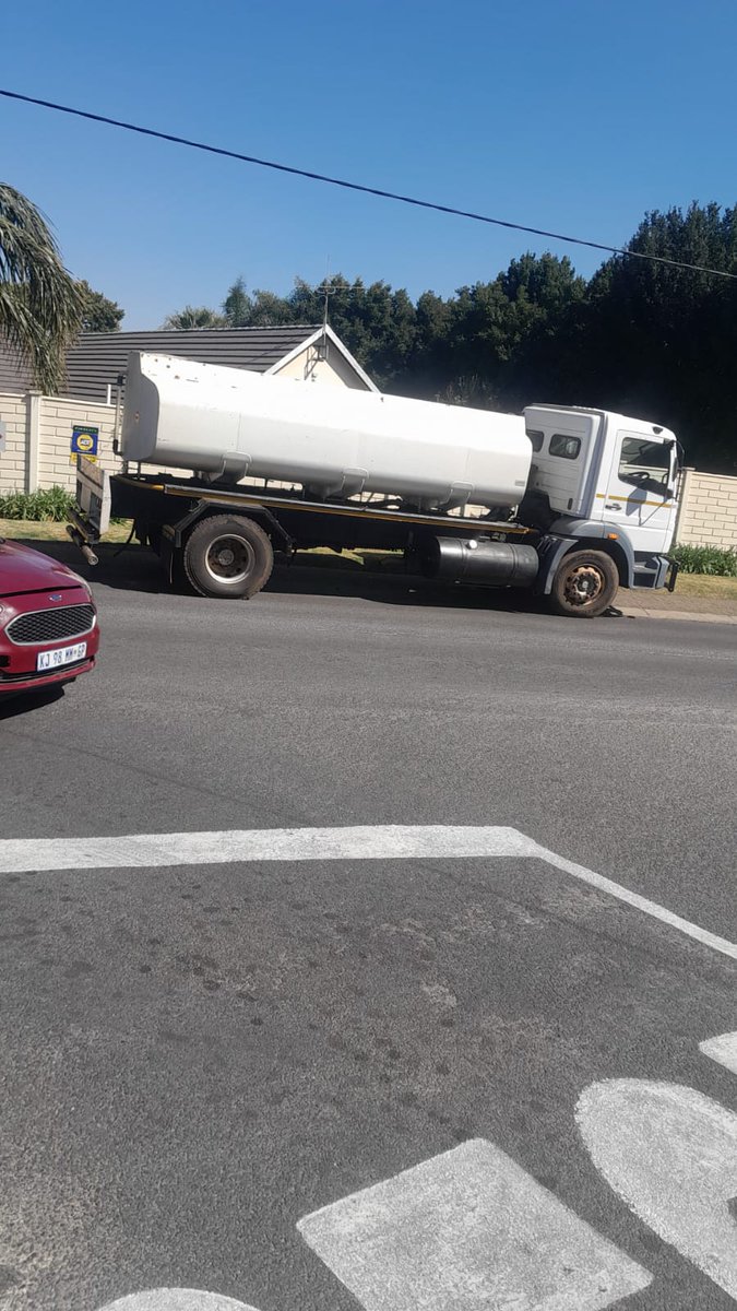 MyLeaderNicole's tweet photo. #Robindale water update.

@JHBWater team STILL investigating.

They have place tankers in the area at Sheriff park https://t.co/SQT74ADD6V