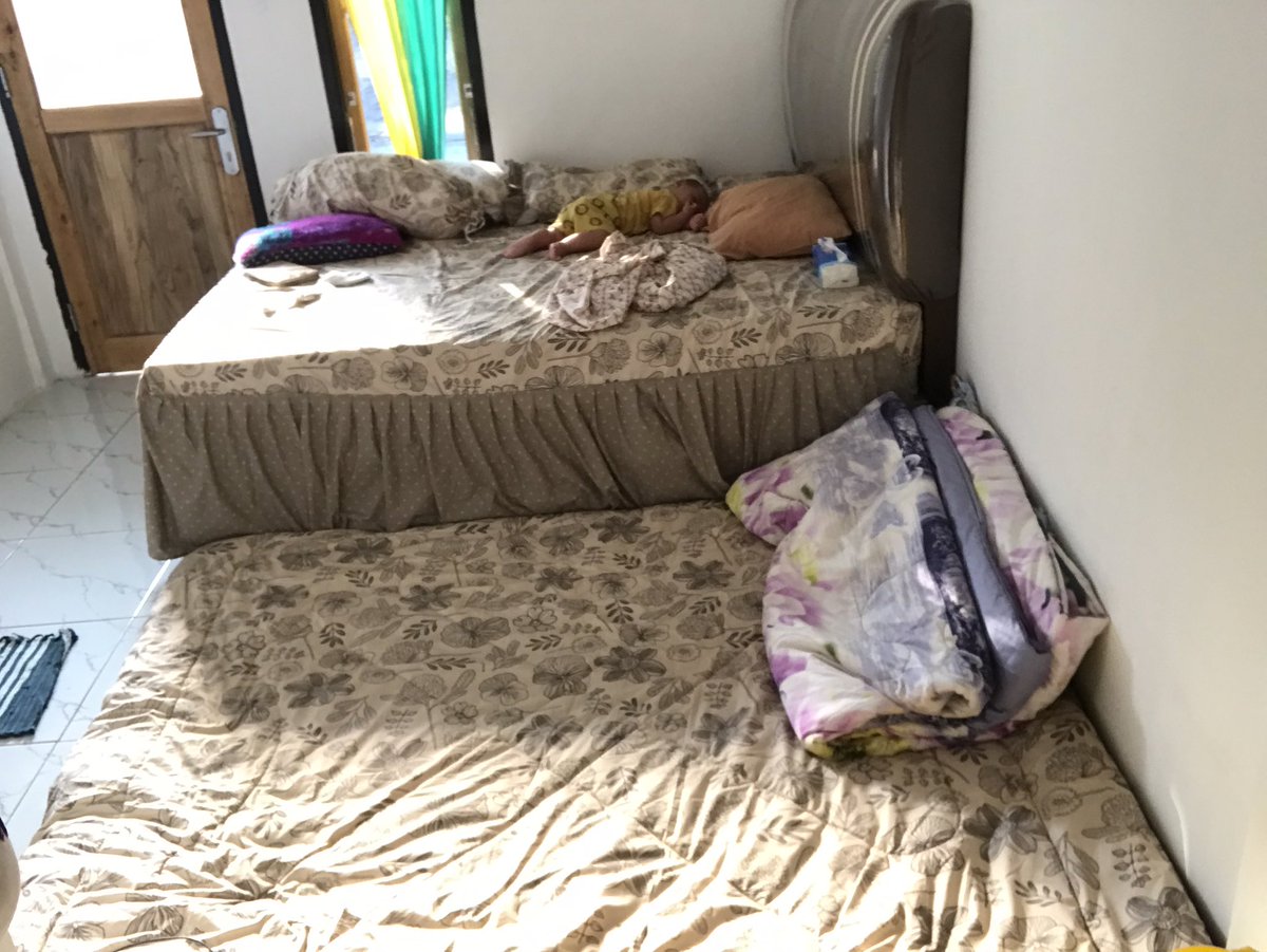kprmst's tweet photo. Kamar arza bara di linggau, vibesnya kosan jogjanesse. Bikinnya 5 hari wkwk blm selesai tapi keburu kami datang. https://t.co/5J2JgpwEmf