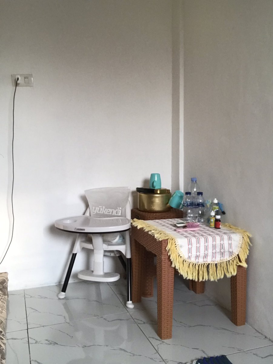 kprmst's tweet photo. Kamar arza bara di linggau, vibesnya kosan jogjanesse. Bikinnya 5 hari wkwk blm selesai tapi keburu kami datang. https://t.co/5J2JgpwEmf