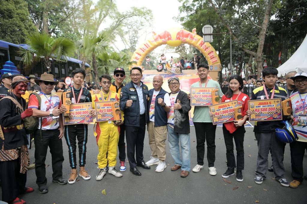 Menghadiri event Bandung Baheula: Lomba Peti Sabun (Alumni SMPN 2 Bandung) di Jl. Supratman depan Gedung Geologi, Bandung. Selamat untuk para juara dan semua yang terlibat. Hatur nuhun. #IndonesiaJuara #JabarJuara #RidwanKamil -admin