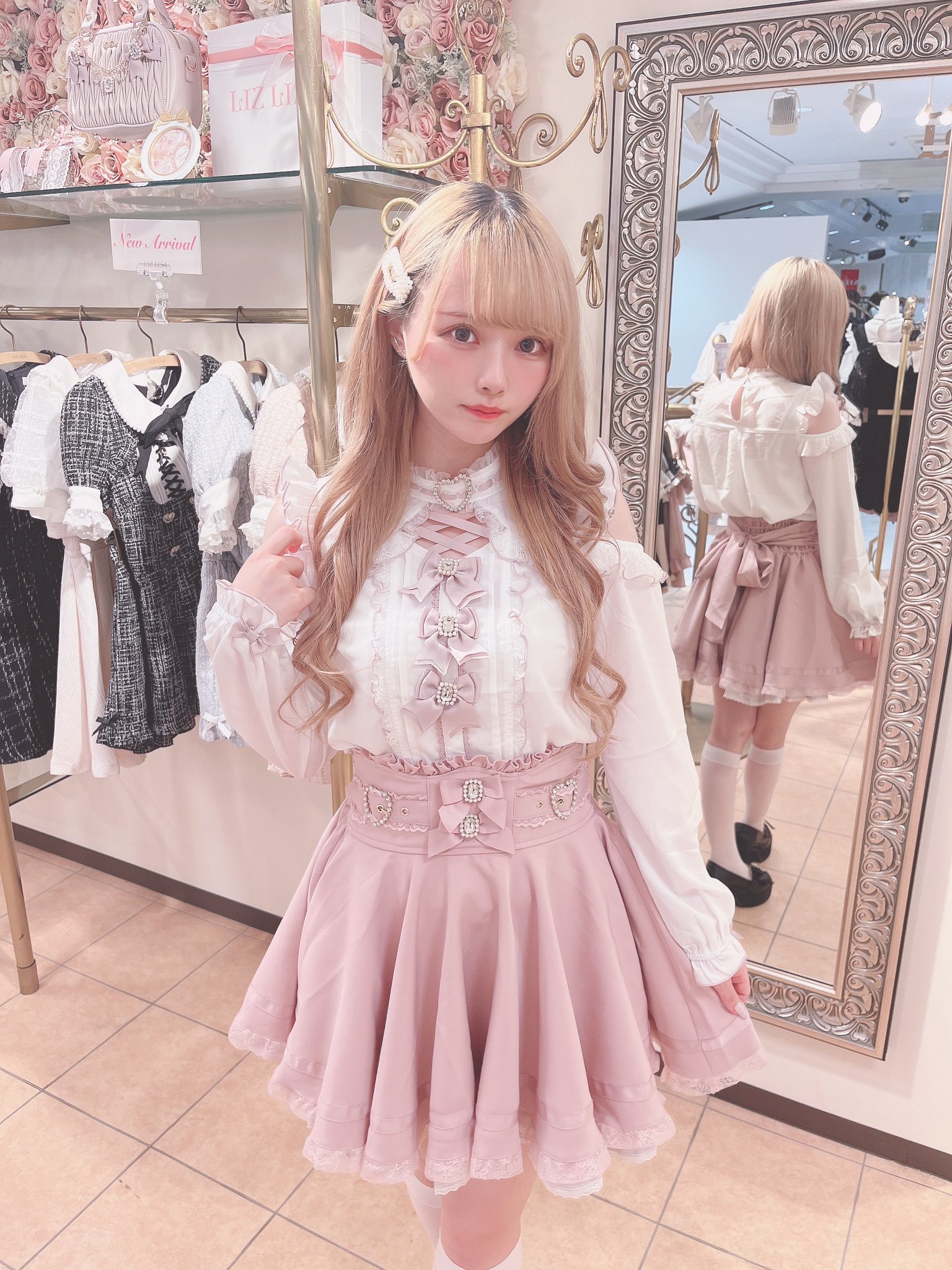 LIZLISA 3つリボンハートチョーカーブラウス 長袖 ホワイトxピンク LIZLISA 3つリボンハートチョーカーブラウス 長袖 ホワイトxピンク