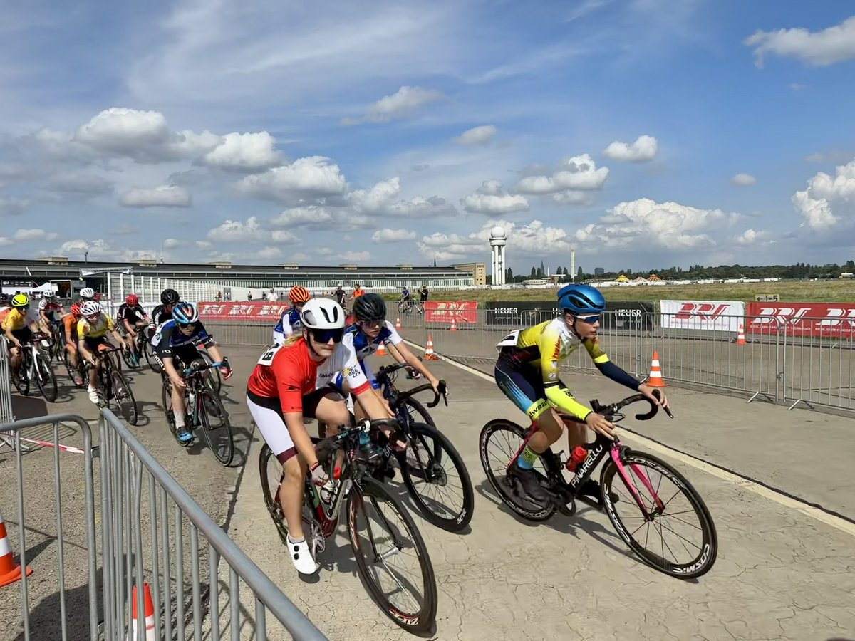 Hey das #tempelhoferfeld  zeigt sich nun am Ende der Ferienzeit von seiner sportlichen Vielseitigkeit. Neben dem wundervollen Freiraum sind gestern am 2. Tag der #internationalyoungsterrace viele Jugendliche dort um die Wette geradelt. A bikeride a day… #thfbleibt