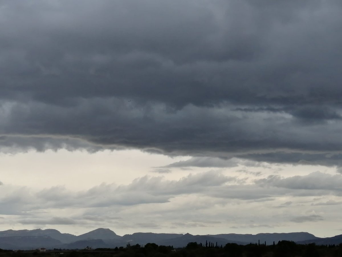 gramareus's tweet photo. Us deixo unes imatges del cel d'ara mateix!! 🌧☔️
87% d'humitat i 17°C
#Cambrils #reus #17graus #sky
@AlfredRPico @SeguimlaMeteo @ecazatormentas @StormHour @JRovireta @Meteo_Roses @Granada_Meteo @SomosMeteo @TomasMolinaB @SoniaPapell https://t.co/JRODQxPQh4