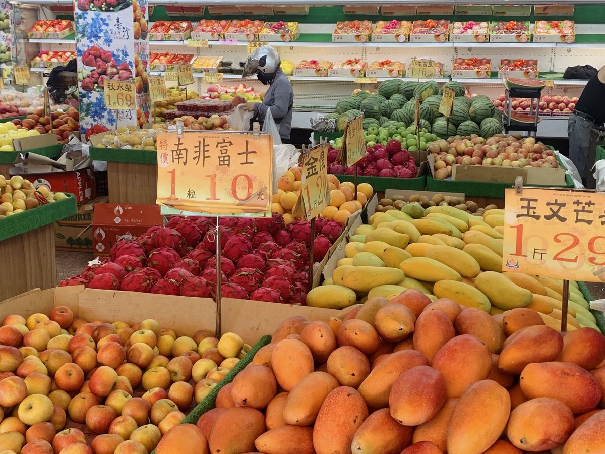 faraaa_aa's tweet photo. スーパーに果物を買いに来ます😛😝 https://t.co/Ah7jEkjJYW