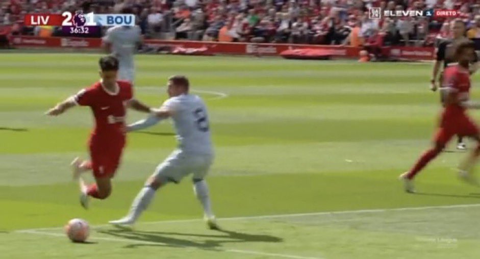 AliceTalksFooty's tweet image. Media not talking about Liverpool getting a soft pen, Romero handball or the fact Romero should of been sent off!

But Rashford wins a ‘soft pen’ and there all crying on BBC &amp;amp; TalkSport!
The Man Utd agenda is crazy.