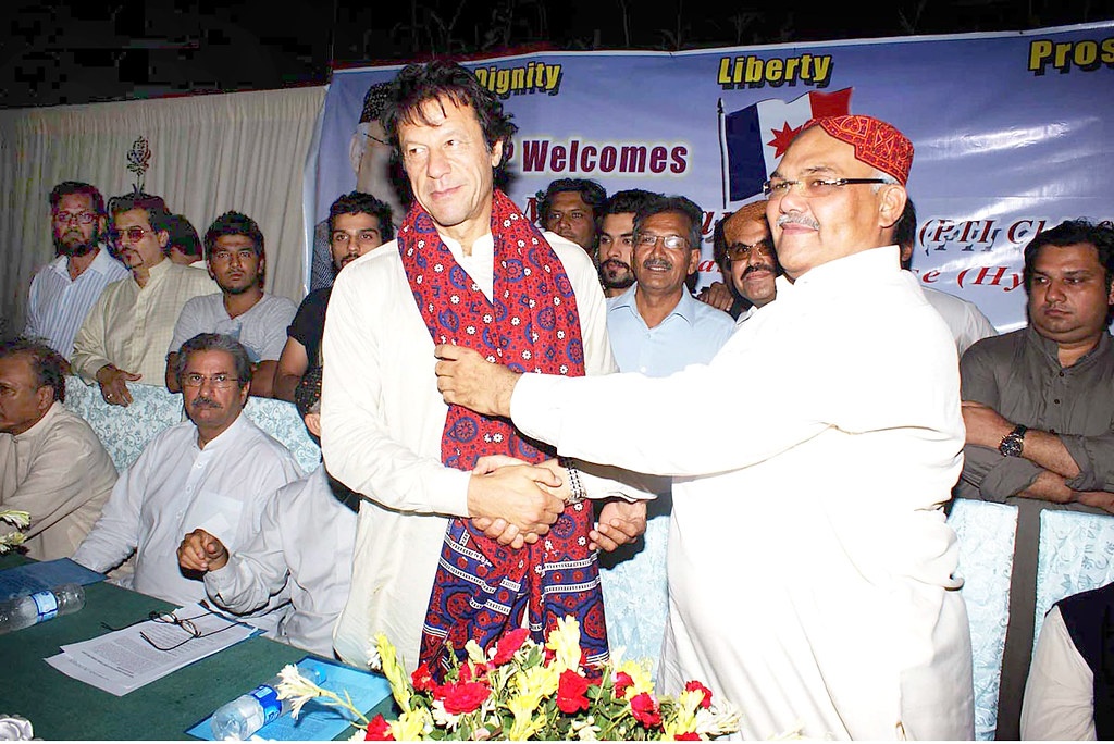 dastgirbhatti15's tweet photo. ھرھڪ حاڪم کان فائدو وٺندڙ بدنام قبضامافيا قادرمگسي بحريا ٽاون خلاف ڌرڻي ۾ سڀني پارٽين کي بيوقوف ٺاھي گرفتاريء کان به بچي ويو ۽ ملڪ رياض کان انعام طور پلاٽ به گهڻائي ورتائين ـ ھي سچو قوم پرست نه پر رڳو پيٽ پرست شخص آهي! https://t.co/xXzSfteHbz