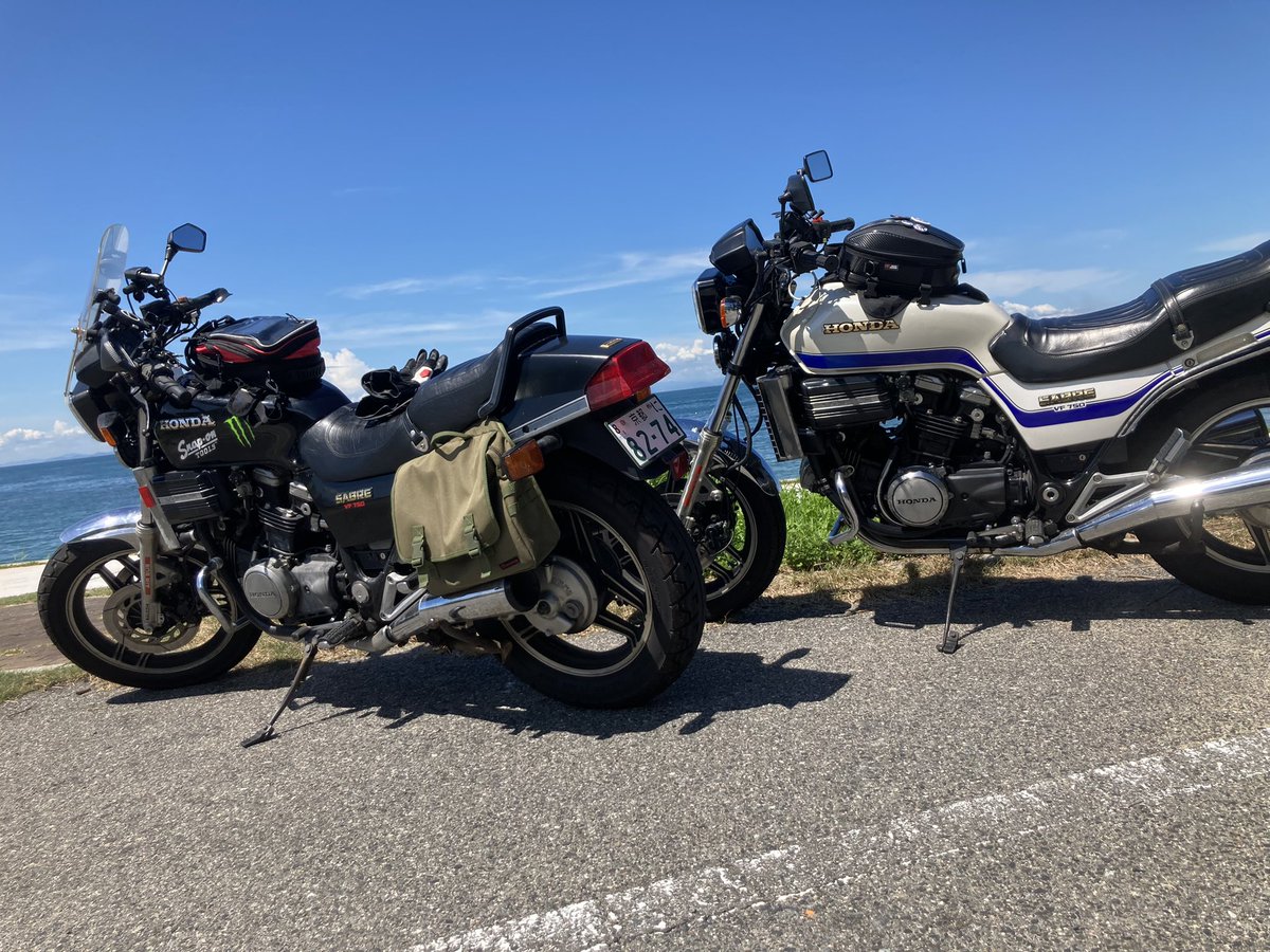 vf750sabre's tweet photo. 海辺で撮った、セイバーのツーショット。井上さんと話している時、セイバーの持病という10年に１回聞くかどうかのパワーワードが何回もインカムで飛んできて、このバイクの難しさを感じました😊#vf750セイバー
#淡路島　#多賀の浜海水浴場 https://t.co/JQmT0gmvyX
