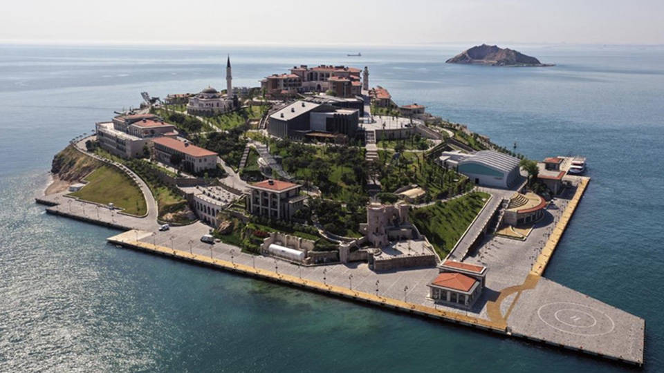solcugazete's tweet photo. Servet harcanarak betona gömülen Yassıada’ya inşa edilen bin 200 kişilik caminin imamının bile olmadığı ortaya çıktı...

Adanın çalışanları:
"Halk gelmiyor. Süleyman Soylu gibi isimler eşleriyle yemek yemeye geliyor."

(İsmail Arı) https://t.co/3EVVhVjsBV