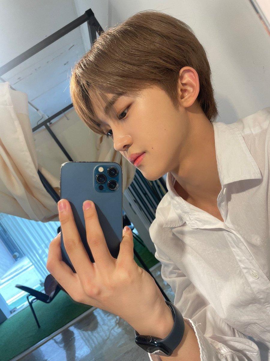 [#도현]
Sunday morning,
Have a good weekend! 
Miss you TT

#루네이트 #LUN8